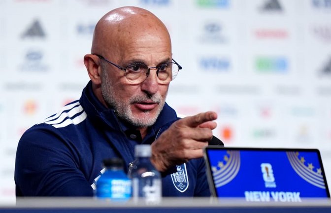 Der spanische Nationaltrainer Luis de la Fuente während einer Pressekonferenz. Das spanische Team verzichtete aufgrund eines Unwetters auf ein Abschlusstraining vor dem Finale.<span class='image-autor'>Bradley Collyer/PA Wire/dpa</span>