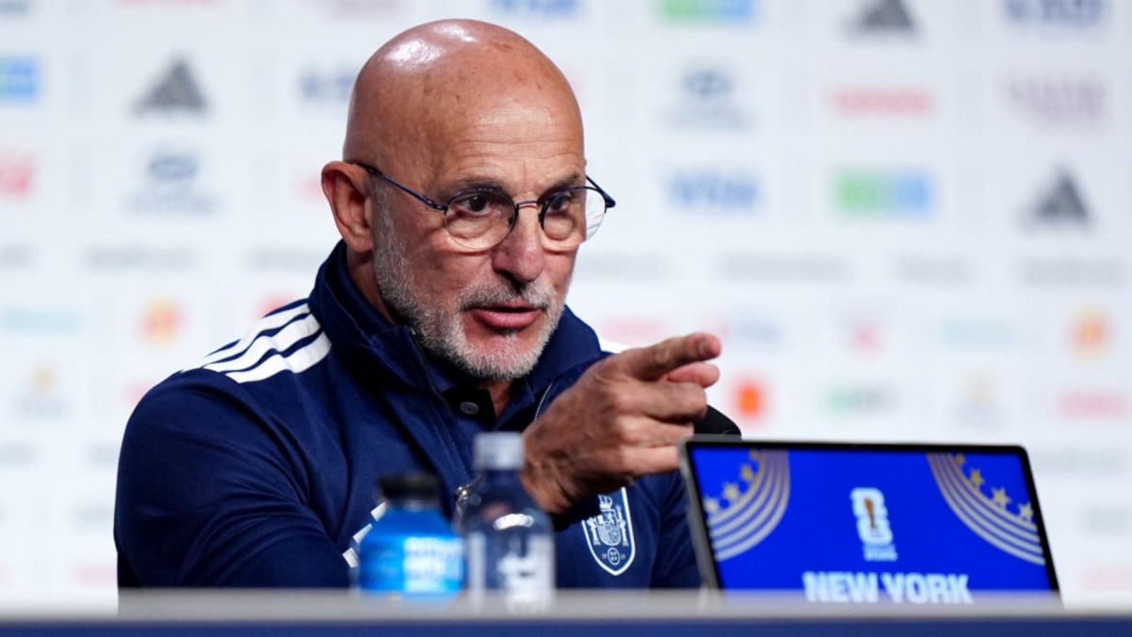Der spanische Nationaltrainer Luis de la Fuente während einer Pressekonferenz. Das spanische Team verzichtete aufgrund eines Unwetters auf ein Abschlusstraining vor dem Finale.Bradley Collyer/PA Wire/dpa Der spanische Nationaltrainer Luis de la Fuente während einer Pressekonferenz. Das spanische Team verzichtete aufgrund eines Unwetters auf ein Abschlusstraining vor dem Finale.Bradley Collyer/PA Wire/dpa