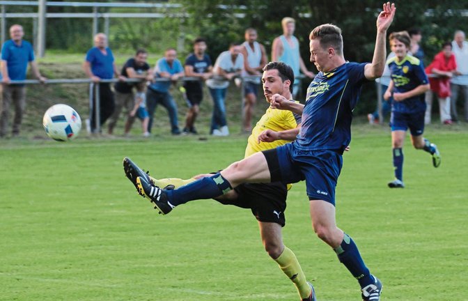 Der Riexinger Stürmer Benjamin Langhans (links), der „in der Hinrunde kaum eine Rolle gespielt hat“ (SGM Trainer Karl Macionczyk), kann seine Hüfte wieder voll belasten. Foto: Nachreiner