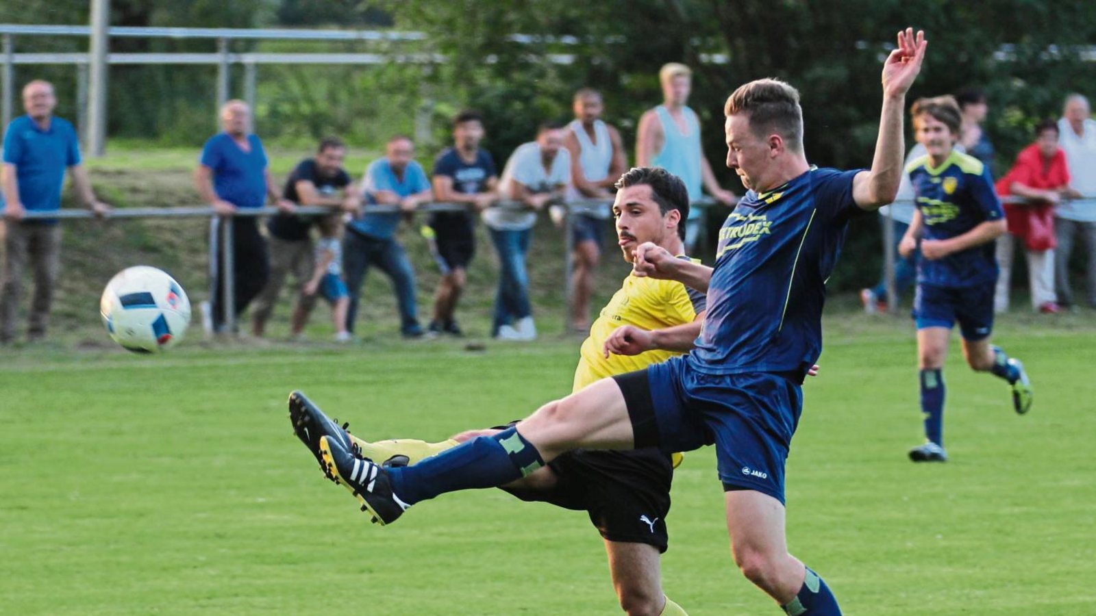 Der Riexinger Stürmer Benjamin Langhans (links), der „in der Hinrunde kaum eine Rolle gespielt hat“ (SGM Trainer Karl Macionczyk), kann seine Hüfte wieder voll belasten. Foto: Nachreiner Der Riexinger Stürmer Benjamin Langhans (links), der „in der Hinrunde kaum eine Rolle gespielt hat“ (SGM Trainer Karl Macionczyk), kann seine Hüfte wieder voll belasten. Foto: Nachreiner