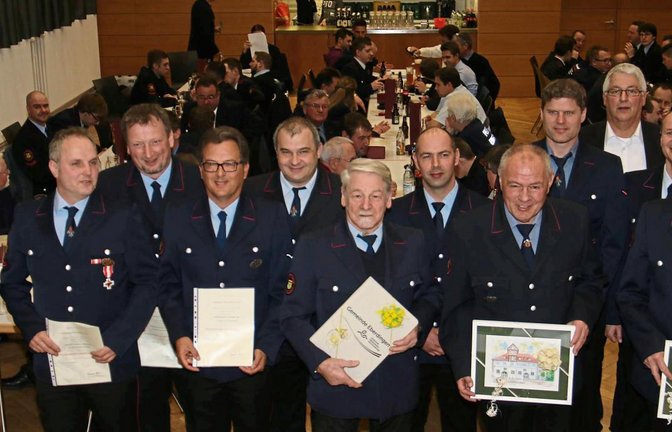 Die Geehrten der Feuerwehr Eberdingen mit ihrem Kommandant Frank Sattler (links) und Bürgermeister Peter Schäfer (hinten rechts).  Foto: Rücker
