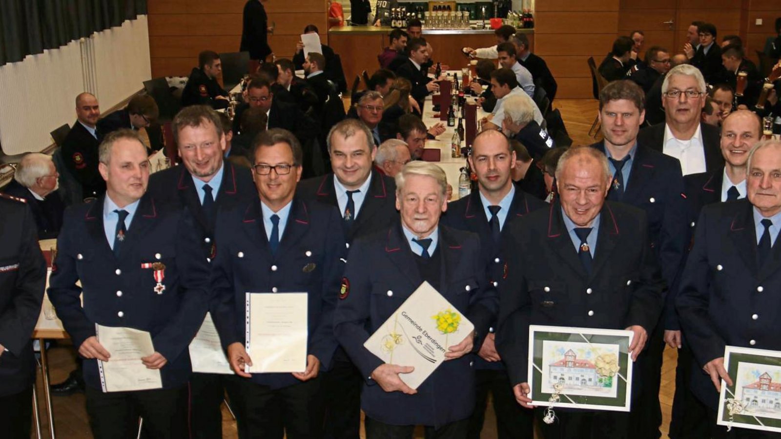 Die Geehrten der Feuerwehr Eberdingen mit ihrem Kommandant Frank Sattler (links) und Bürgermeister Peter Schäfer (hinten rechts). Foto: Rücker Die Geehrten der Feuerwehr Eberdingen mit ihrem Kommandant Frank Sattler (links) und Bürgermeister Peter Schäfer (hinten rechts). Foto: Rücker