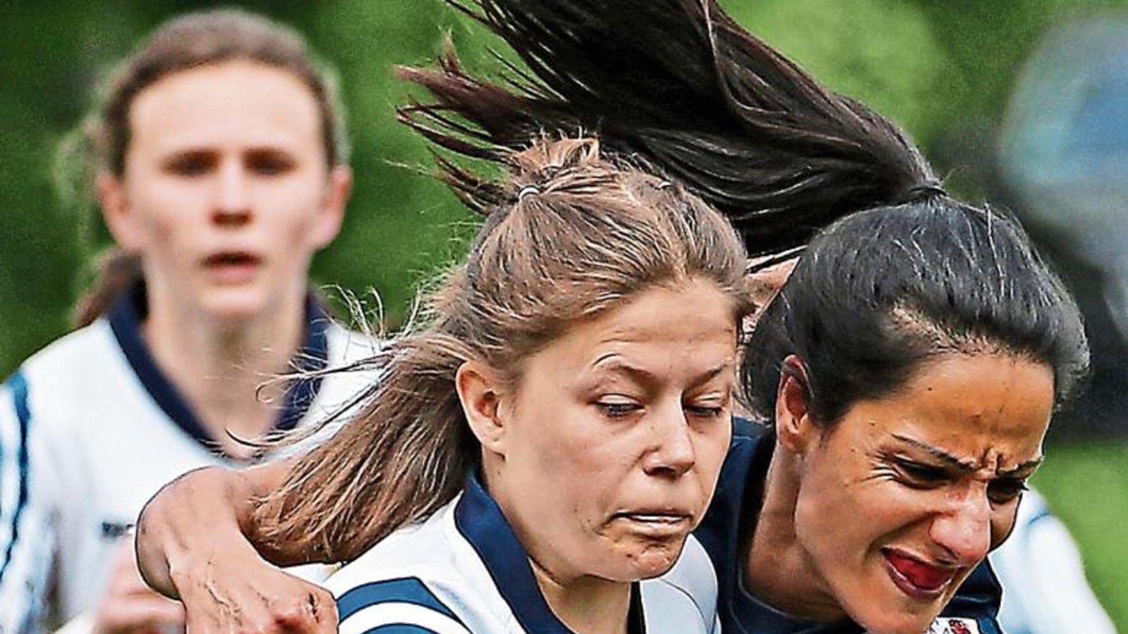 Voller Einsatz ist gefragt: Die Stuttgarter Rugby-Spielerin Jennyfer Haas (rechts) im Duell gegen Vivian Kölbel vom TSV Handschuhsheim. Foto: Baumann Voller Einsatz ist gefragt: Die Stuttgarter Rugby-Spielerin Jennyfer Haas (rechts) im Duell gegen Vivian Kölbel vom TSV Handschuhsheim. Foto: Baumann