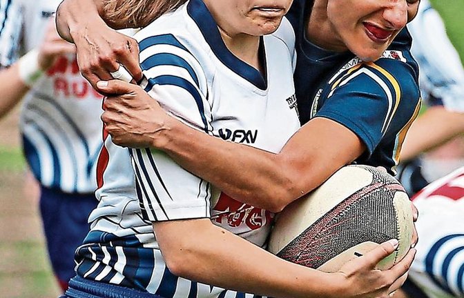 Voller Einsatz ist gefragt: Die Stuttgarter Rugby-Spielerin Jennyfer Haas (rechts) im Duell gegen Vivian Kölbel vom TSV Handschuhsheim.  Foto: Baumann