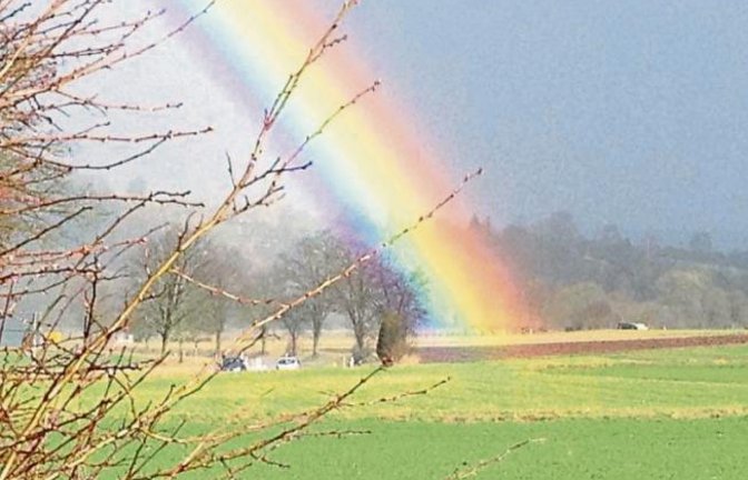 Horrheim unter einem Naturschauspiel: Unser Leser Klaus Collmer hat am Kreisverkehr Richtung Kleinglattbach am Dienstag diesen prächtigen Regenbogen fotografiert.