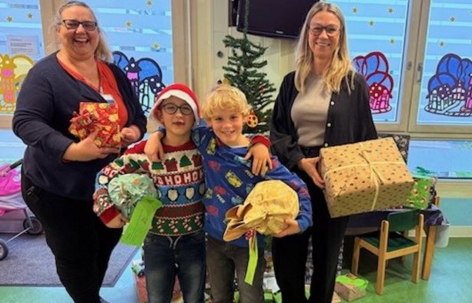 Weihnachtswunschaktion Gemeinschaftsschule am Sonnenfeld Sachsenheim und Grundschule Kleinsachsenheim In der Kinderklinik in Ludwigsburg freut sich Silke Herrmann über die Pakete, die Ari und Julian von der Grundschule Kleinsachsenheim mit Saskia Schulze (von links) vorbeibringen. Foto: p