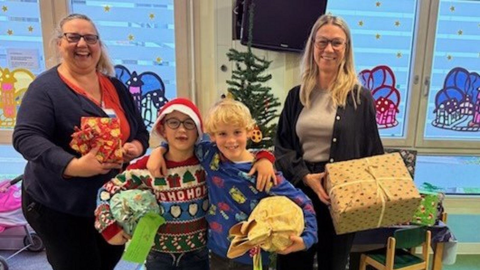 Weihnachtswunschaktion Gemeinschaftsschule am Sonnenfeld Sachsenheim und Grundschule Kleinsachsenheim In der Kinderklinik in Ludwigsburg freut sich Silke Herrmann über die Pakete, die Ari und Julian von der Grundschule Kleinsachsenheim mit Saskia Schulze (von links) vorbeibringen. Foto: p