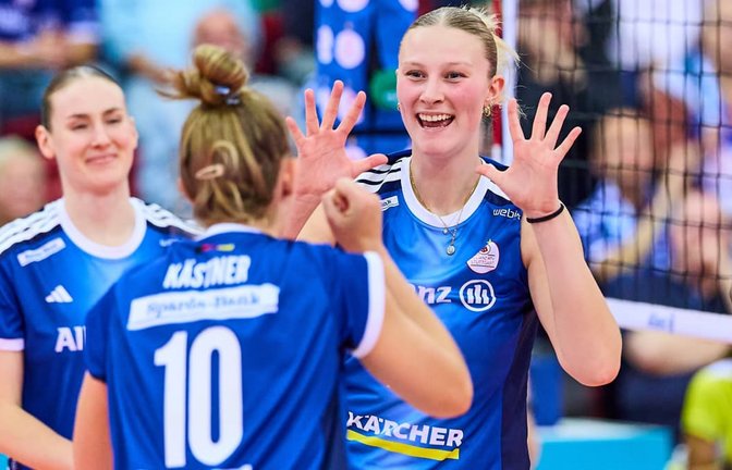 Die Stuttgarterinnen Alexandra Rose Hadrych, Pia Kästner und Marie Steinhilber (v.l.) feiern der ersten Heimsieg der Saison.<span class='image-autor'>IMAGO/Eibner-Pressefoto/Gerald Oelze-de Stoppany</span>
