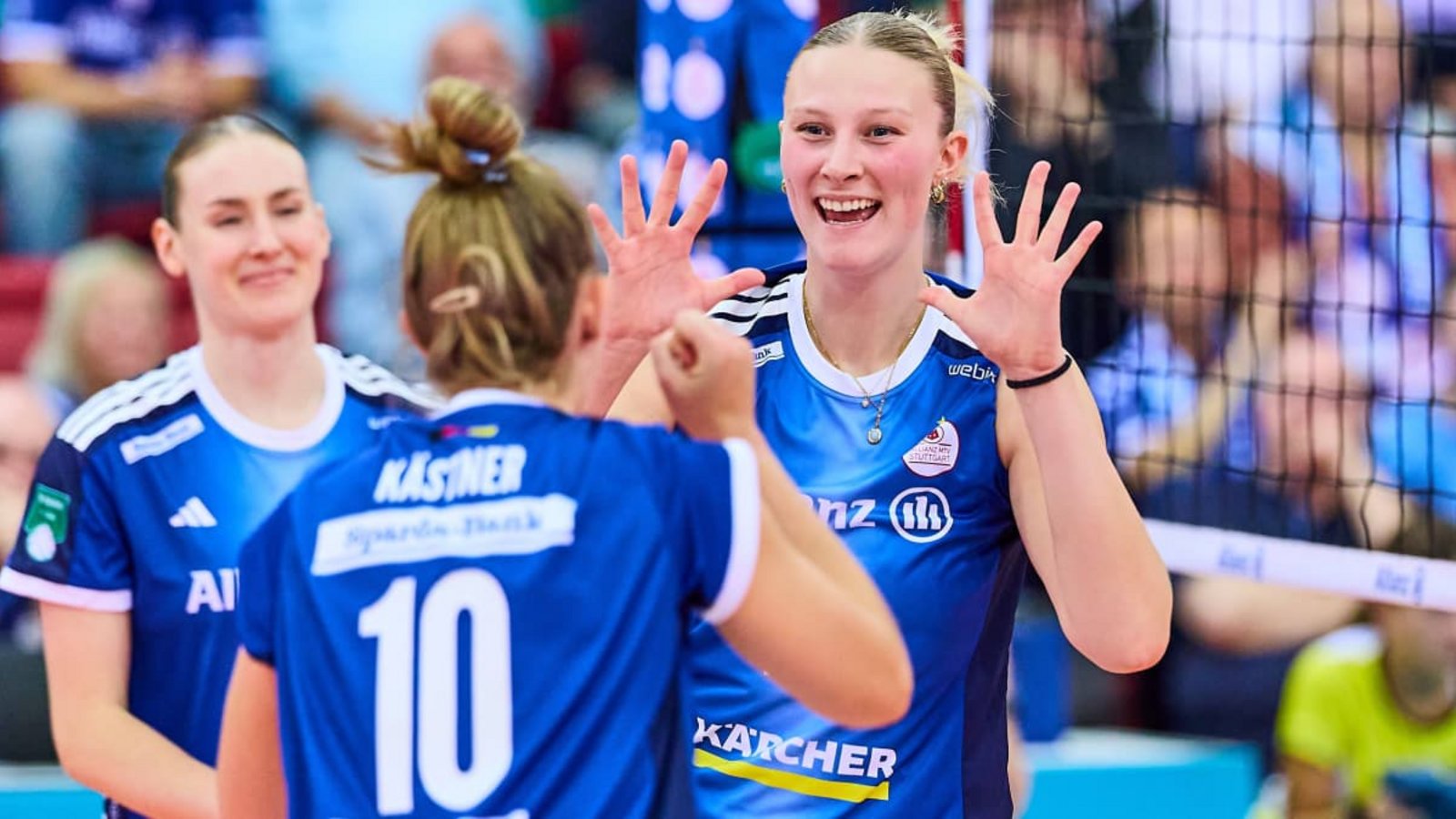 Die Stuttgarterinnen Alexandra Rose Hadrych, Pia Kästner und Marie Steinhilber (v.l.) feiern der ersten Heimsieg der Saison.IMAGO/Eibner-Pressefoto/Gerald Oelze-de Stoppany
