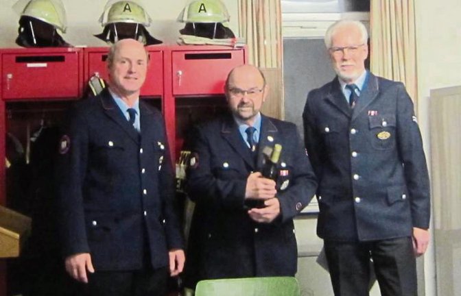 Helmut Stierle wird bei der Abteilungsversammlung der Spielberger Feuerwehr von Jürgen Ott und Klaus Ippich (von links) verabschiedet. Foto: p