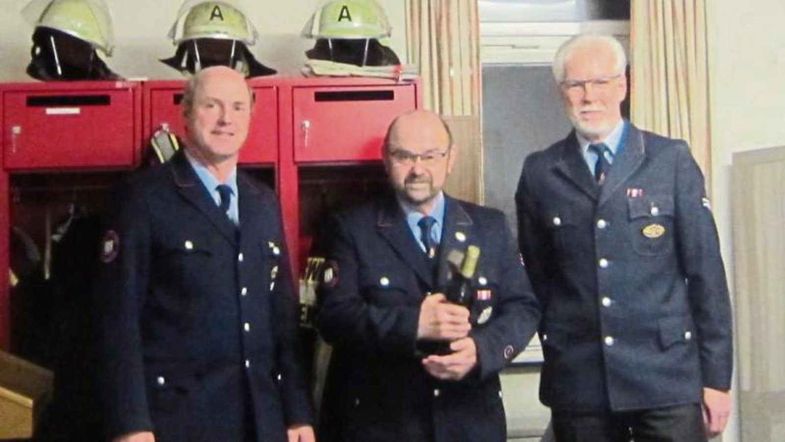 Helmut Stierle wird bei der Abteilungsversammlung der Spielberger Feuerwehr von Jürgen Ott und Klaus Ippich (von links) verabschiedet. Foto: p Helmut Stierle wird bei der Abteilungsversammlung der Spielberger Feuerwehr von Jürgen Ott und Klaus Ippich (von links) verabschiedet. Foto: p