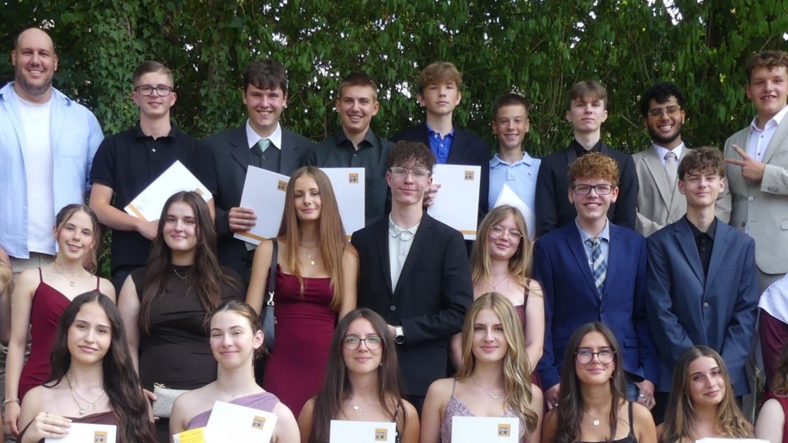 Hat die Mittlere Reife: die 10a mit Lehrer Tobias Mannhardt. Fotos: p Hat die Mittlere Reife: die 10a mit Lehrer Tobias Mannhardt. Fotos: p
