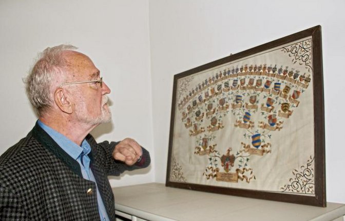 Schlossverwalter Ulrich Eberle zeigt die Ahnentafel.