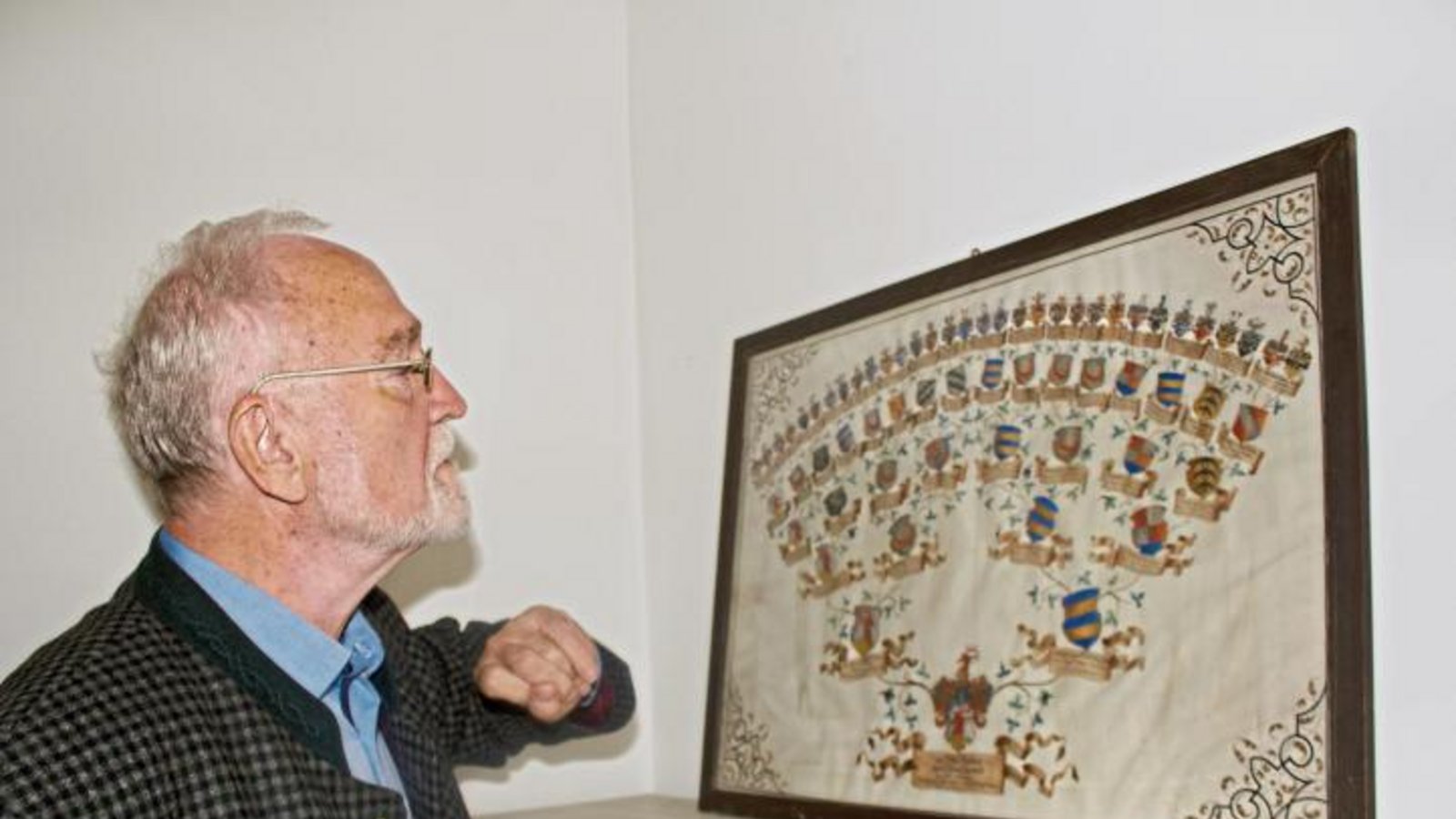 Schlossverwalter Ulrich Eberle zeigt die Ahnentafel.