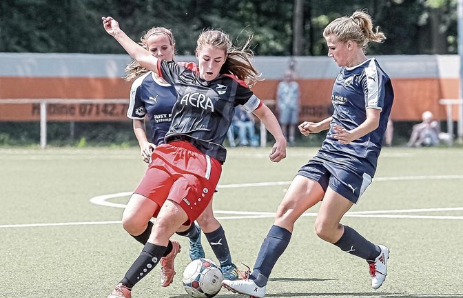 Kerstin Englert (Mitte) behauptet sich hier gleich gegen zwei Bissingerinnen. Doch am Ende reicht es für Horrheim nicht zu Platz zwei.   Foto: Simecek