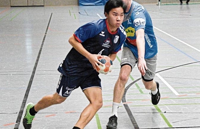Minh-Huan Hoang (links) hat fünf Treffer zum 36:29-Sieg des TSV Oberriexingen gegen die SG Weissach im Tal beigetragen. Foto: Leitner