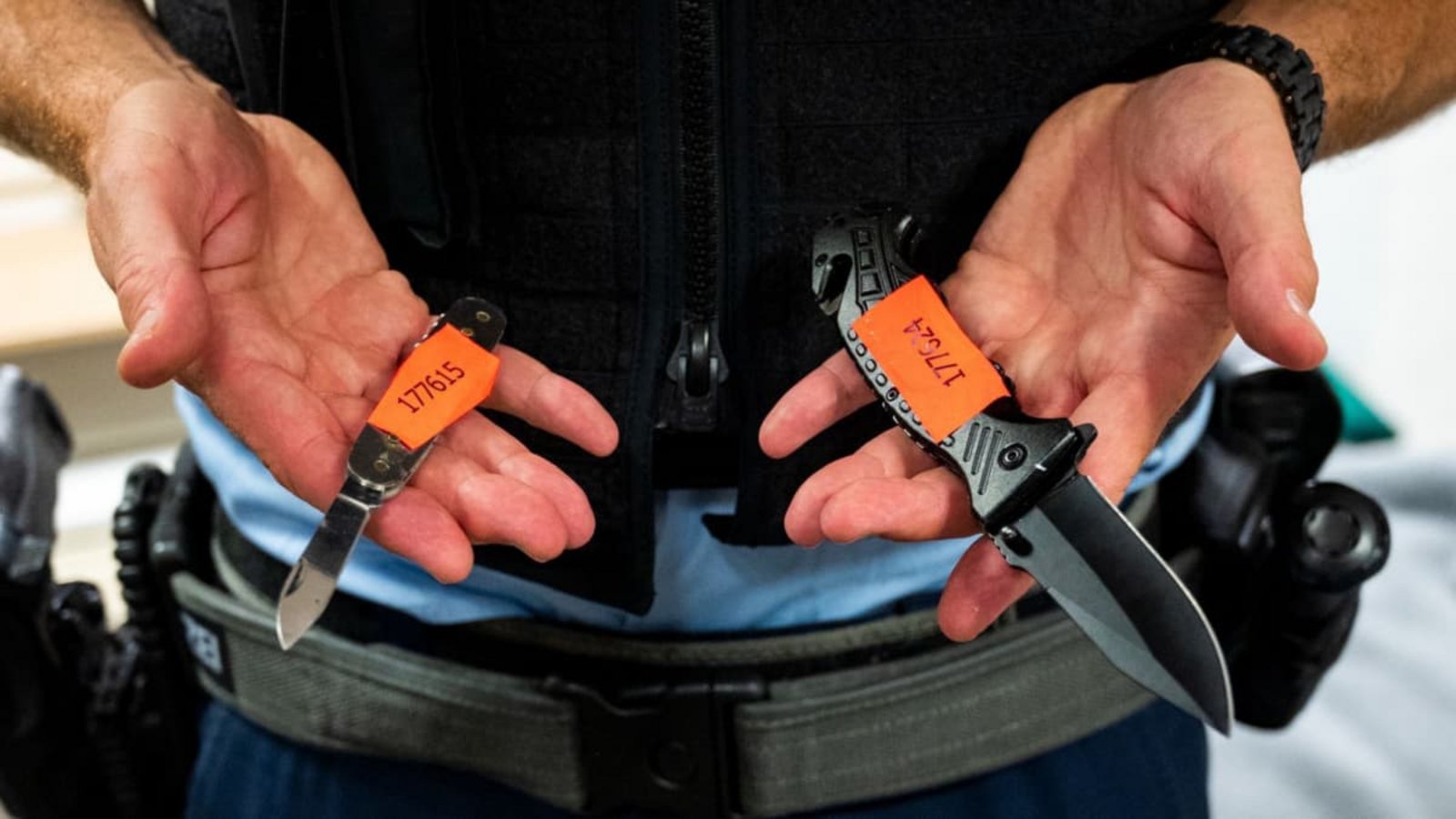 Ein Bundespolizist zeigt am Hauptbahnhof sichergestellte Messer.dpa/Daniel Bockwoldt Ein Bundespolizist zeigt am Hauptbahnhof sichergestellte Messer.dpa/Daniel Bockwoldt