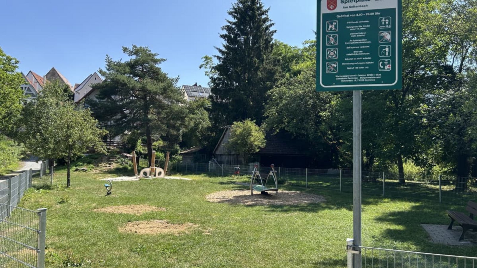 Spielplatz am Seltenbach in Döffingen: Es bleiben nur zwei kreisrunde Leerstellen, wo vorher Spielgeräte waren.Eddie Langner Spielplatz am Seltenbach in Döffingen: Es bleiben nur zwei kreisrunde Leerstellen, wo vorher Spielgeräte waren.Eddie Langner