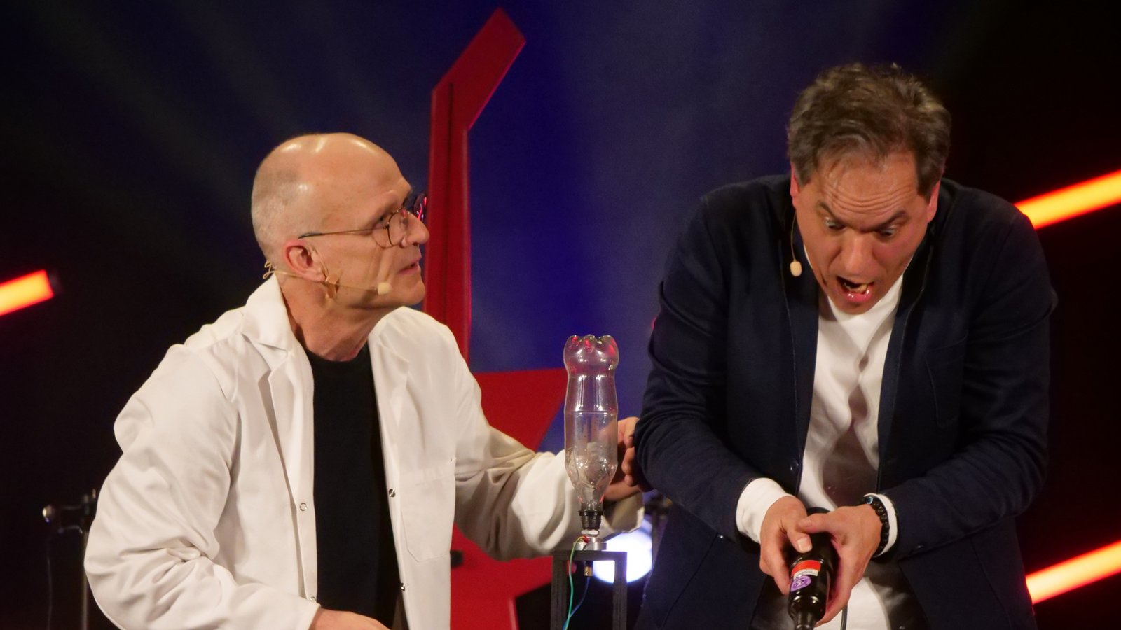 Die Physikanten Engelbert Kobelun (links) und Thomas Müller präsentieren diverse Experimente Foto: Friedrich