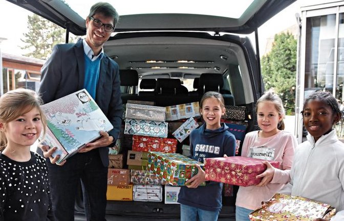 Friedemann Wenzke und fleißige Päckchensammlerinnen. Foto: p