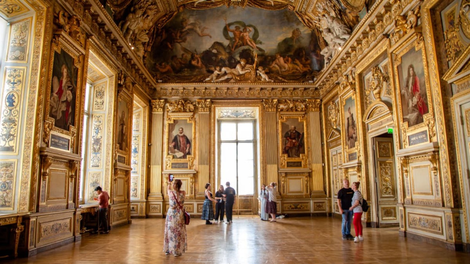 Inzwischen leergeräumt: die Galerie Apollon im Louvre in Paris. Hier fand am 19. Oktober 2025 der spektakuläre Einbruch statt.CELINE BONNARDE/BESTIMAGE/actionpress