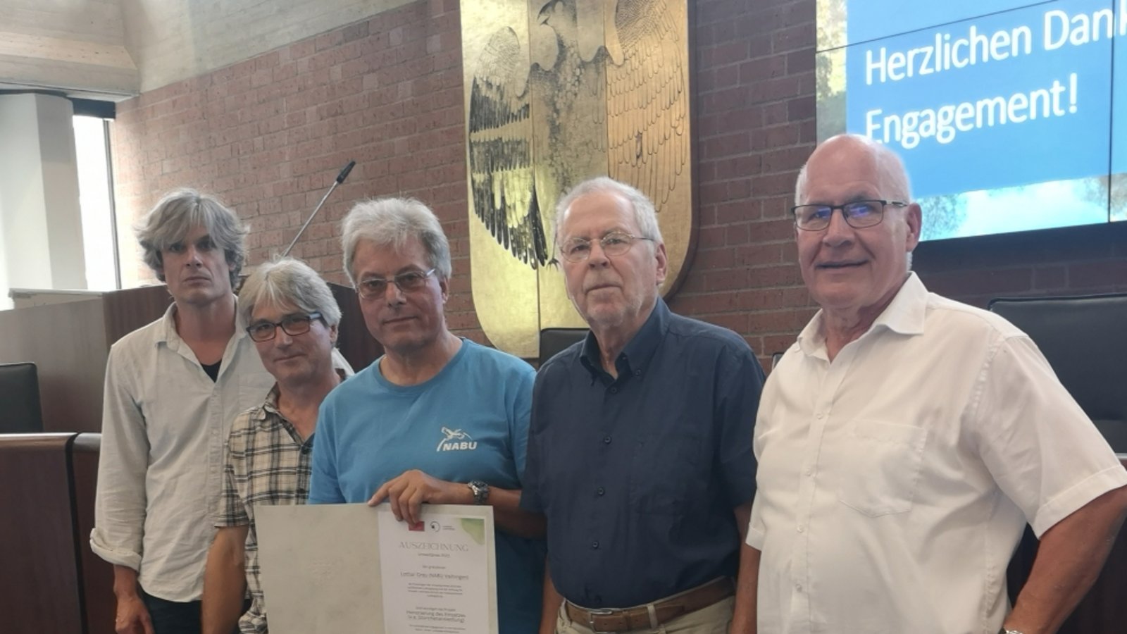 Lothar Grau (Mitte) mit der Urkunde des Umweltpreises des Landkreises, umrahmt von Wolf Hecker, Wolfgang Grau, Joachim Sommer und Reinhold Grözinger (von links). Foto: : p Lothar Grau (Mitte) mit der Urkunde des Umweltpreises des Landkreises, umrahmt von Wolf Hecker, Wolfgang Grau, Joachim Sommer und Reinhold Grözinger (von links). Foto: : p