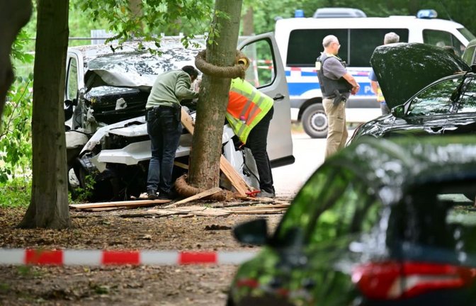 Experten der Polizei am Tatort im Berliner Tiergarten: Um die Vorgeschichte des Täters ist eine Debatte entbrannt.<span class='image-autor'>Sebastian Gollnow/dpa</span>