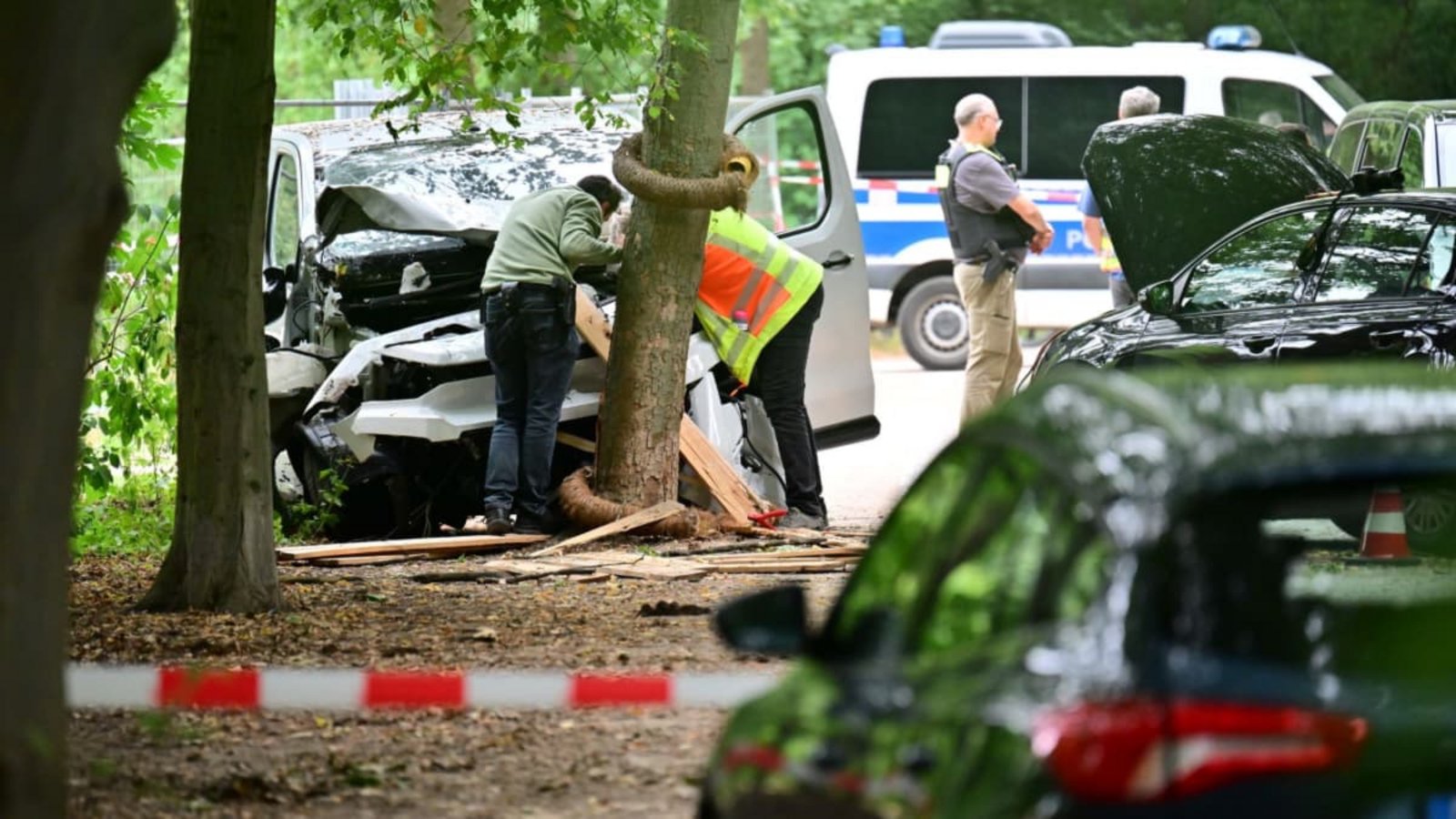 Experten der Polizei am Tatort im Berliner Tiergarten: Um die Vorgeschichte des Täters ist eine Debatte entbrannt.Sebastian Gollnow/dpa Experten der Polizei am Tatort im Berliner Tiergarten: Um die Vorgeschichte des Täters ist eine Debatte entbrannt.Sebastian Gollnow/dpa