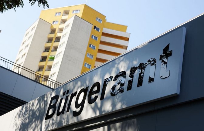 Bürgeramt oder doch Jobcenter? Viele Menschen verlieren sich im Behördendschungel, wenn es um Sozialleistungen geht. Alles aus einer Hand zu erhalten, würde helfen.<span class='image-autor'>Jörg Carstensen/dpa</span>