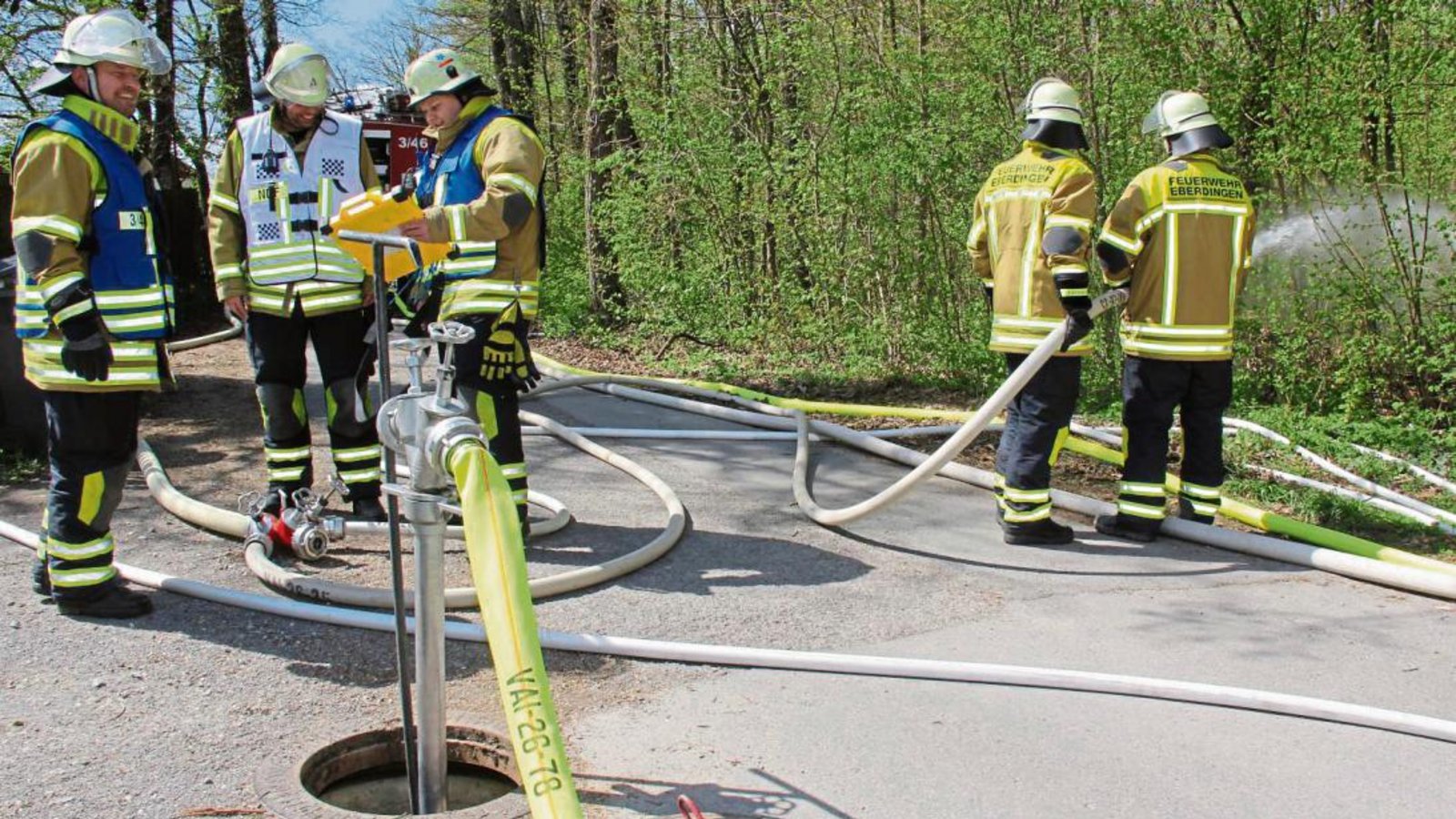 Hauptübung der Eberdinger Feuerwehr im Gebiet Sonnenberg. An diesem Hydranten beträgt der Wasserdruck nur 2,5 bar. Fotos: Elsässer Hauptübung der Eberdinger Feuerwehr im Gebiet Sonnenberg. An diesem Hydranten beträgt der Wasserdruck nur 2,5 bar. Fotos: Elsässer
