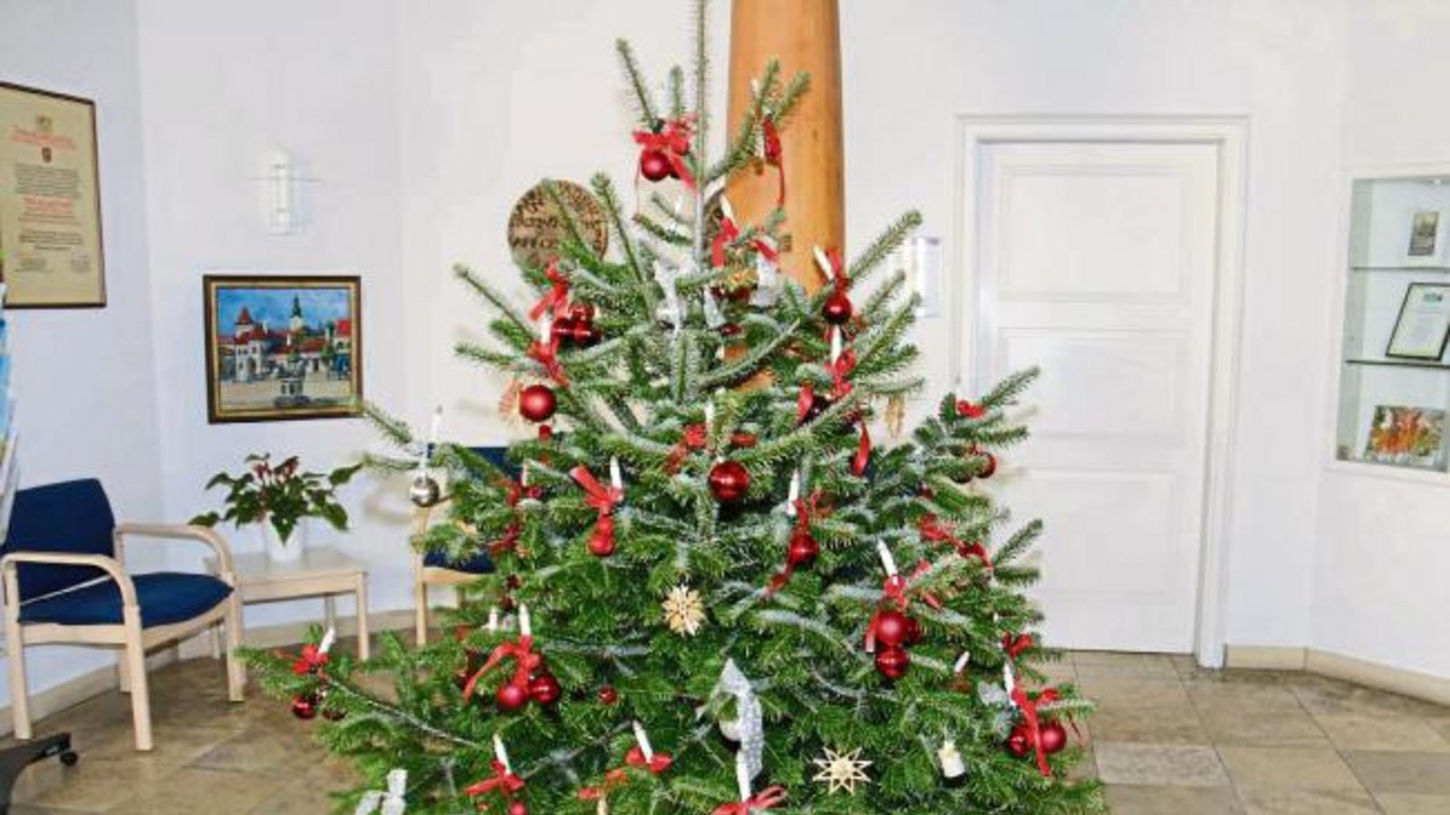Im Vaihinger Rathaus weihnachtet’s schon sehr.  Foto: Rücker