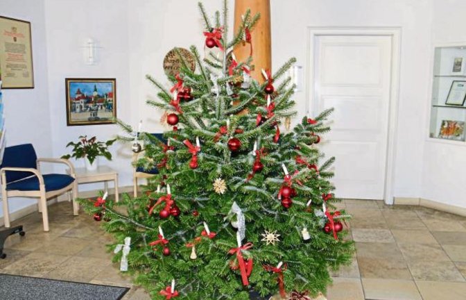 Im Vaihinger Rathaus weihnachtet’s schon sehr.  Foto: Rücker