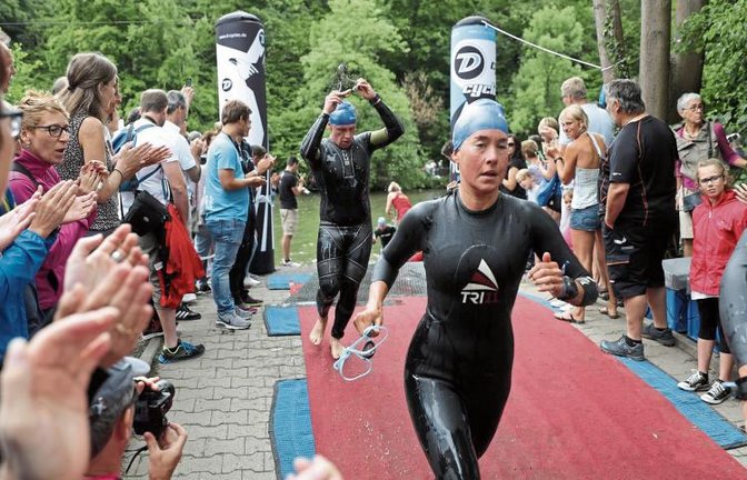 Beim Mühlacker Triathlon hetzen die Teilnehmer von der Enz zum Radfahren.  Foto: Kühfuss