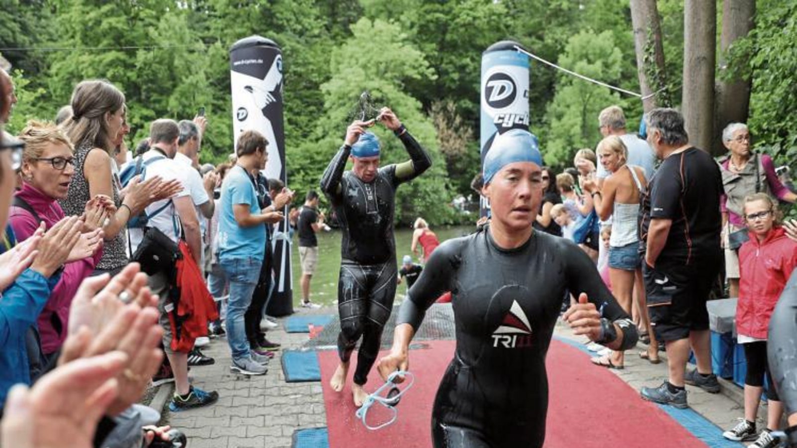 Beim Mühlacker Triathlon hetzen die Teilnehmer von der Enz zum Radfahren.  Foto: Kühfuss