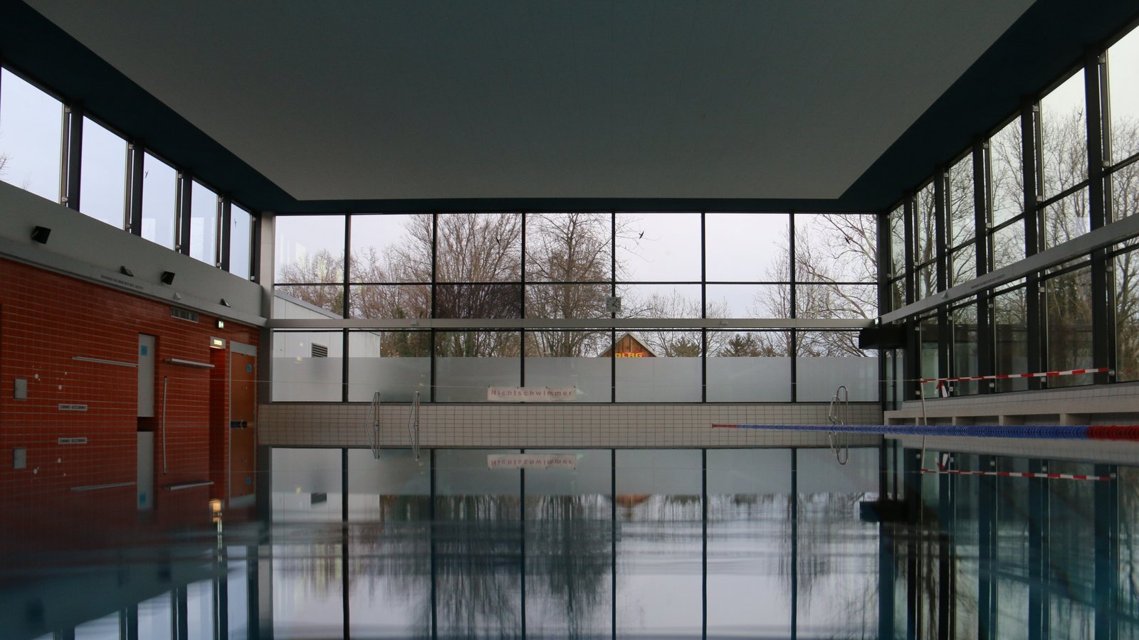 Undichtes Dach, Risse im Becken und eine alte Lüftungsanlage: Das Enztalbad hat einige Baustellen. Foto: VKZ-Archiv Undichtes Dach, Risse im Becken und eine alte Lüftungsanlage: Das Enztalbad hat einige Baustellen. Foto: VKZ-Archiv