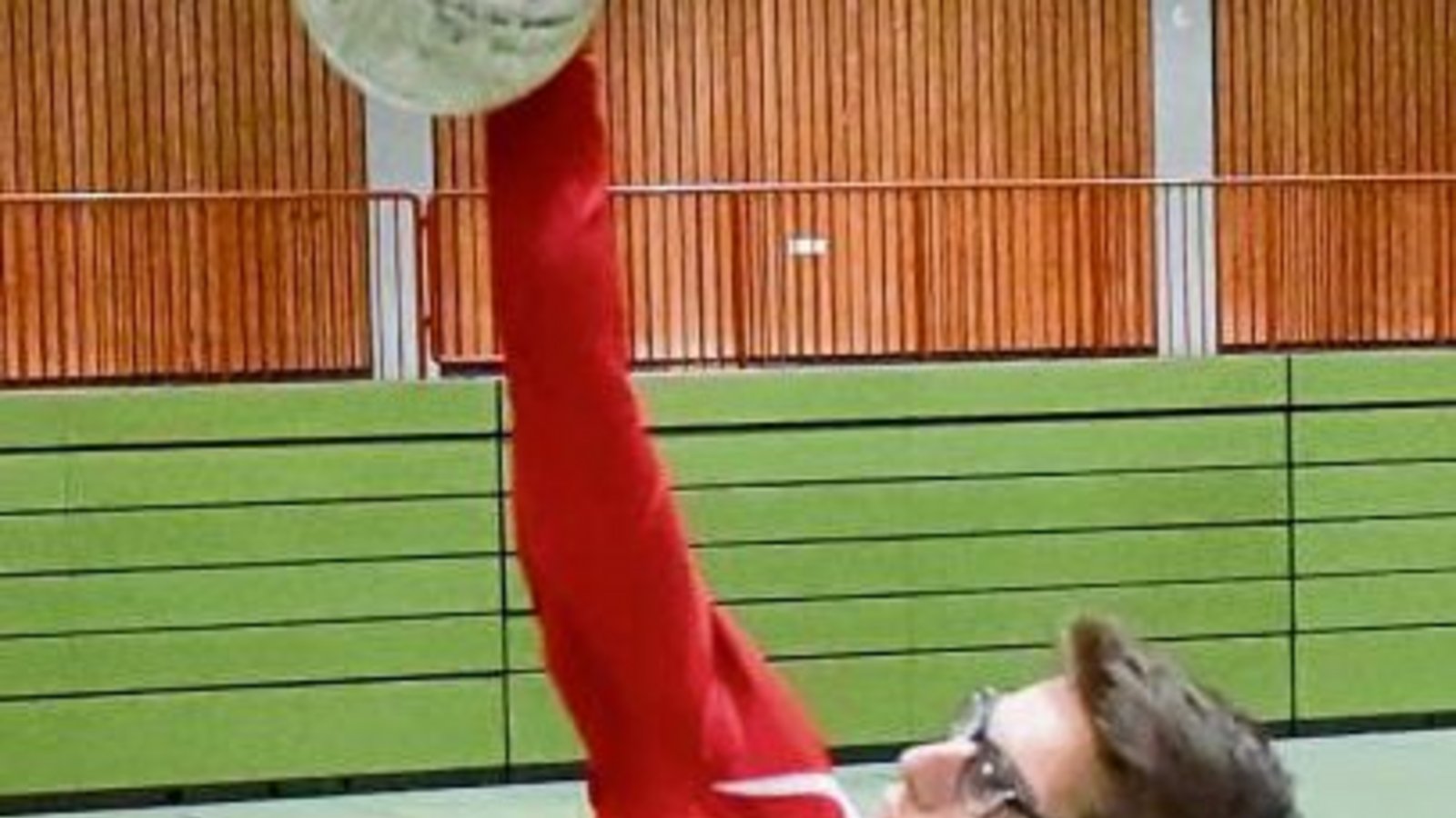 Es sind Übungen, die kein Sportler so richtig gerne macht – Liegestütze (links oben) und Kastensprünge (links unten). Unter anderem an der Schlaghärte von Jakob Kilpper (rechts) merkt man aber, wie wertvoll Athletiktraining ist. Fotos: Leitner Es sind Übungen, die kein Sportler so richtig gerne macht – Liegestütze (links oben) und Kastensprünge (links unten). Unter anderem an der Schlaghärte von Jakob Kilpper (rechts) merkt man aber, wie wertvoll Athletiktraining ist. Fotos: Leitner