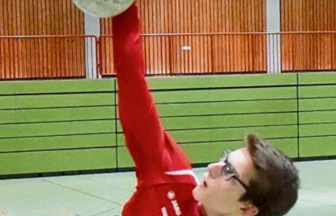 Es sind Übungen, die kein Sportler so richtig gerne macht – Liegestütze (links oben) und Kastensprünge (links unten). Unter anderem an der Schlaghärte von Jakob Kilpper (rechts) merkt man aber, wie wertvoll Athletiktraining ist. Fotos: Leitner