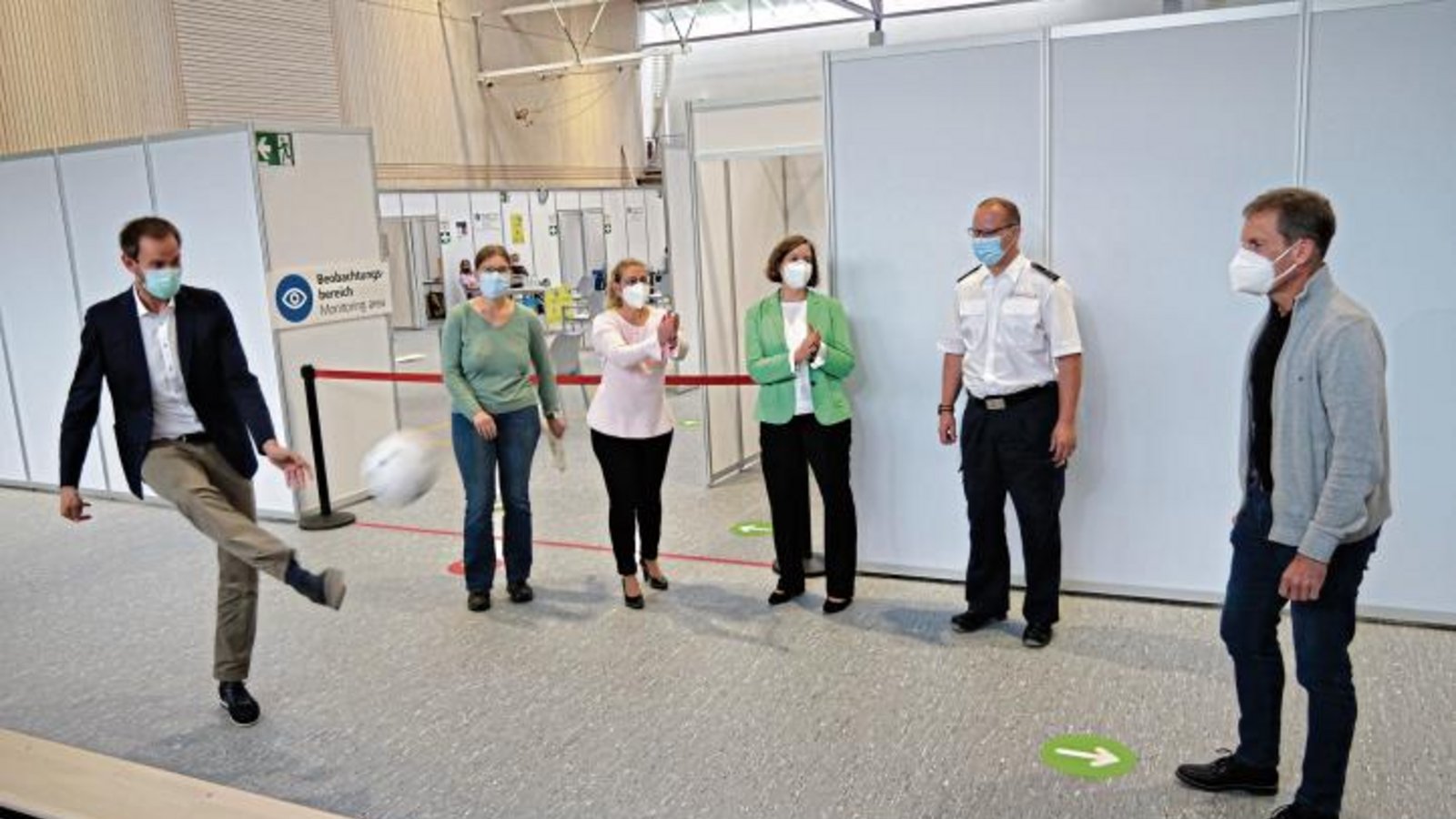Gelungene Kooperation: Zum Ende spielen sich Landrat Bastian Rosenau (links) und Bürgermeister Thomas Fritsch (rechts) den Ball zu, beobachtet von Christine Gorgs, Miriam Mayer, Hilde Neidhardt und Carsten Sorg (von links). Foto: Friedrich