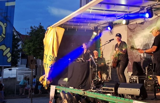 Joachim „Jo“ Kieferle (Mitte) hatte die Idee zum Straßenkulturfestival – und stand mit seiner Ian Key Band auch selbst auf der Bühne.<span class='image-autor'>Werner Kuhnle</span>