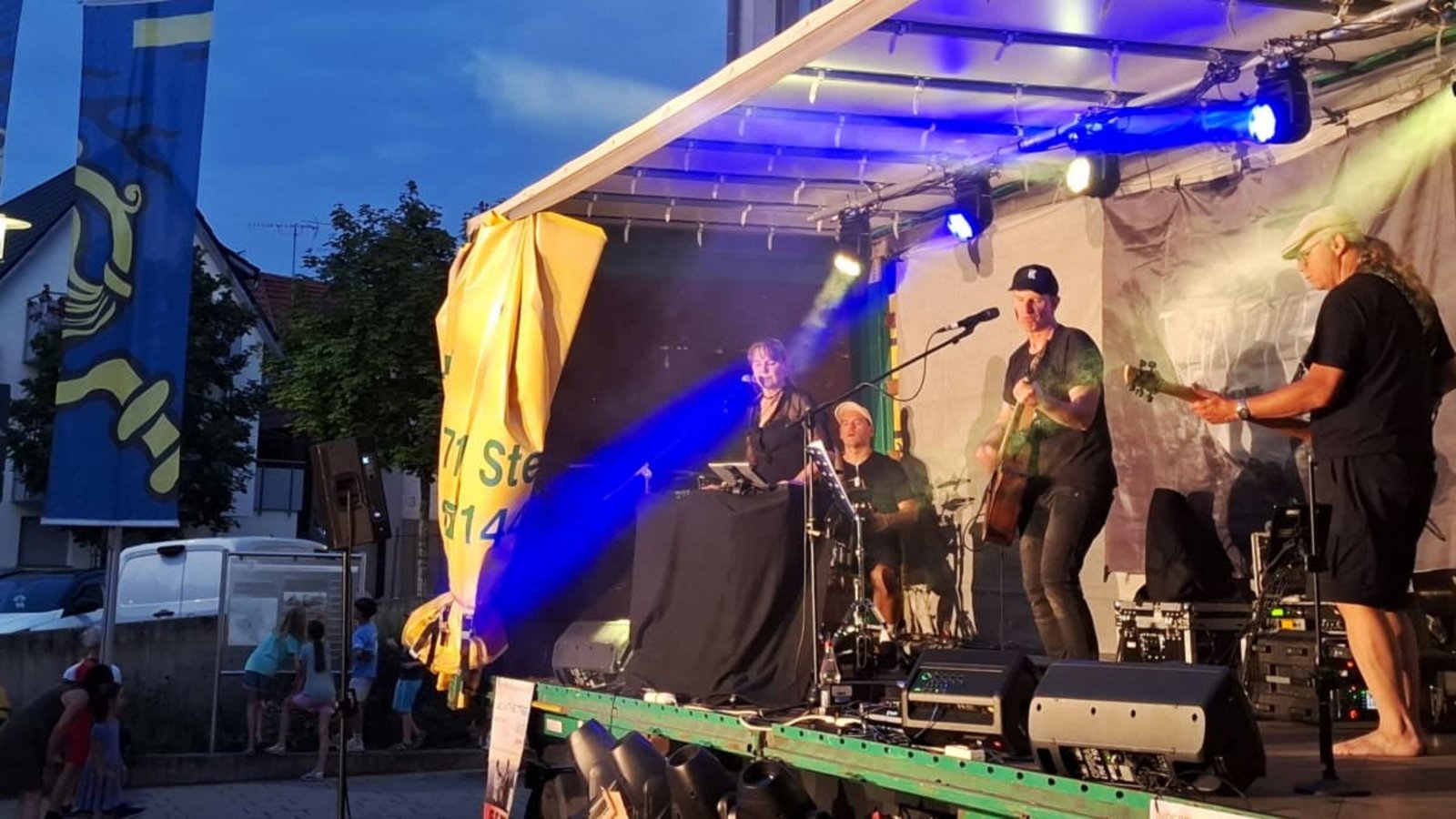 Joachim „Jo“ Kieferle (Mitte) hatte die Idee zum Straßenkulturfestival – und stand mit seiner Ian Key Band auch selbst auf der Bühne.Werner Kuhnle