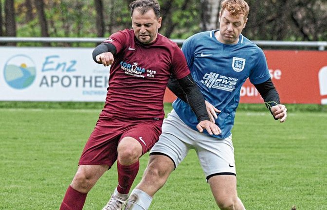 Qendrim Emini (links) ist als einer von vielen Zugängen zum TSV Enzweihingen gekommen. Doch das Team hinkt etwas den eigenen Erwartungen hinterher. Foto: Leitner