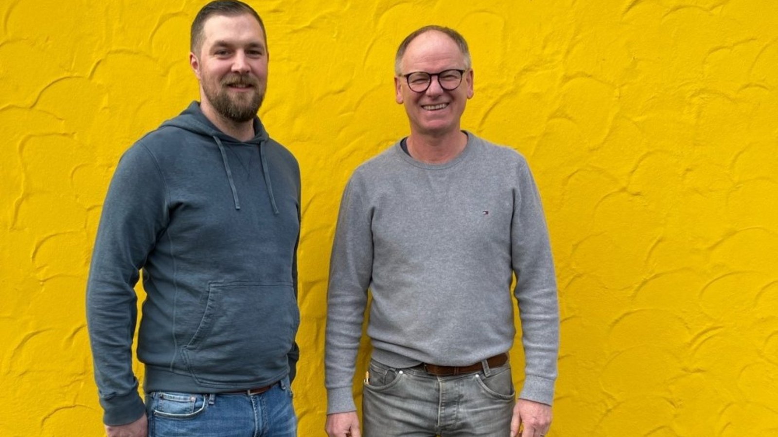 Markus Käfer (links) von Koos Malerwerkstätten aus Abstatt leitet künftig den Malerbetrieb von Armin Köhler.   Foto: p