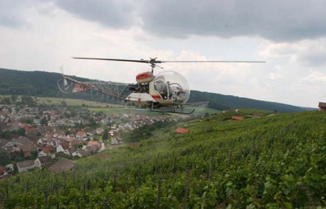 Spritzeinsatz mit dem Hubschrauber in Roßwag. Foto: Elsässer