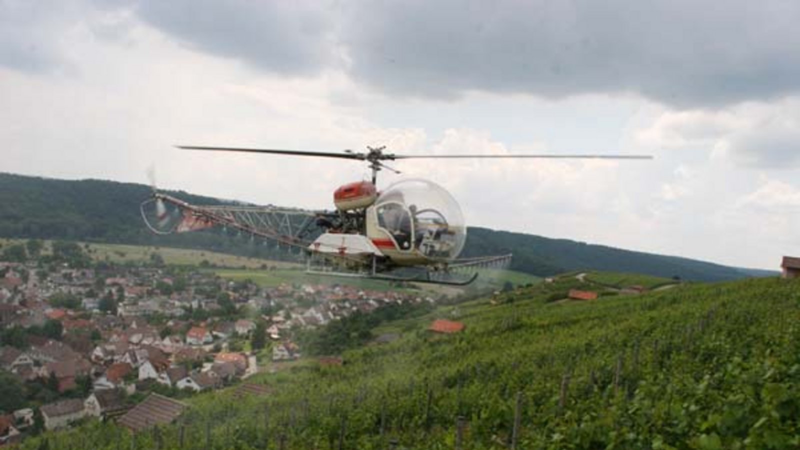Spritzeinsatz mit dem Hubschrauber in Roßwag. Foto: Elsässer Spritzeinsatz mit dem Hubschrauber in Roßwag. Foto: Elsässer