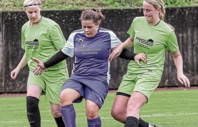 Jana Schwartz (Mitte) und der FV Roßwag haben den FC Biegelkicker Erdmannhausen II zwar 90 Minuten lang im Griff. Der FVR kommt allerdings über ein 2:2-Unentschieden nicht hinaus. Foto: Simecek