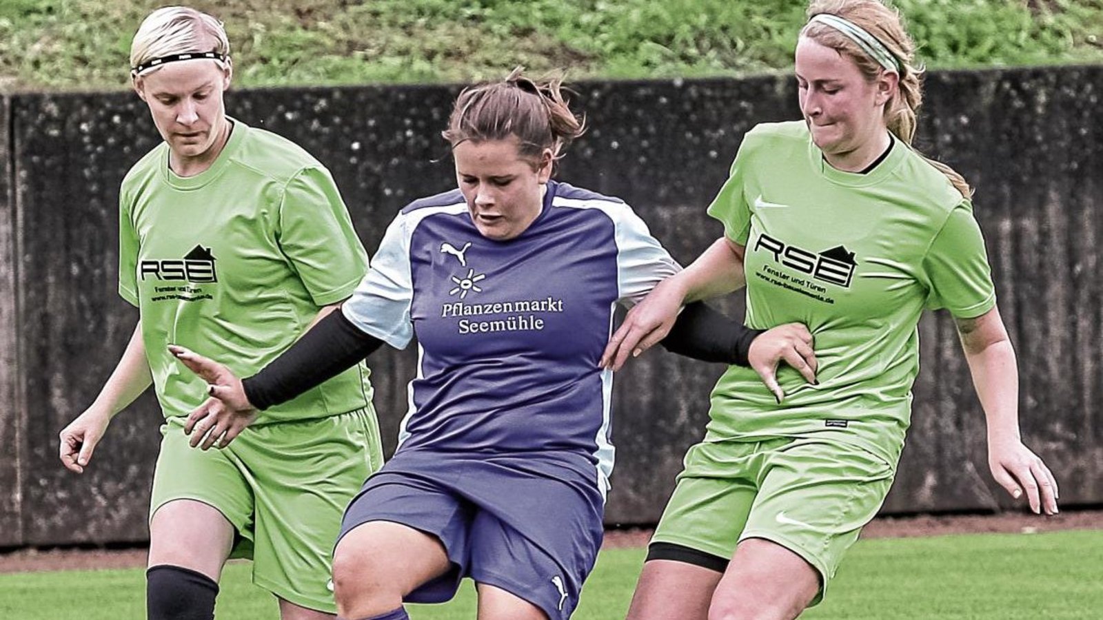 Jana Schwartz (Mitte) und der FV Roßwag haben den FC Biegelkicker Erdmannhausen II zwar 90 Minuten lang im Griff. Der FVR kommt allerdings über ein 2:2-Unentschieden nicht hinaus. Foto: Simecek Jana Schwartz (Mitte) und der FV Roßwag haben den FC Biegelkicker Erdmannhausen II zwar 90 Minuten lang im Griff. Der FVR kommt allerdings über ein 2:2-Unentschieden nicht hinaus. Foto: Simecek