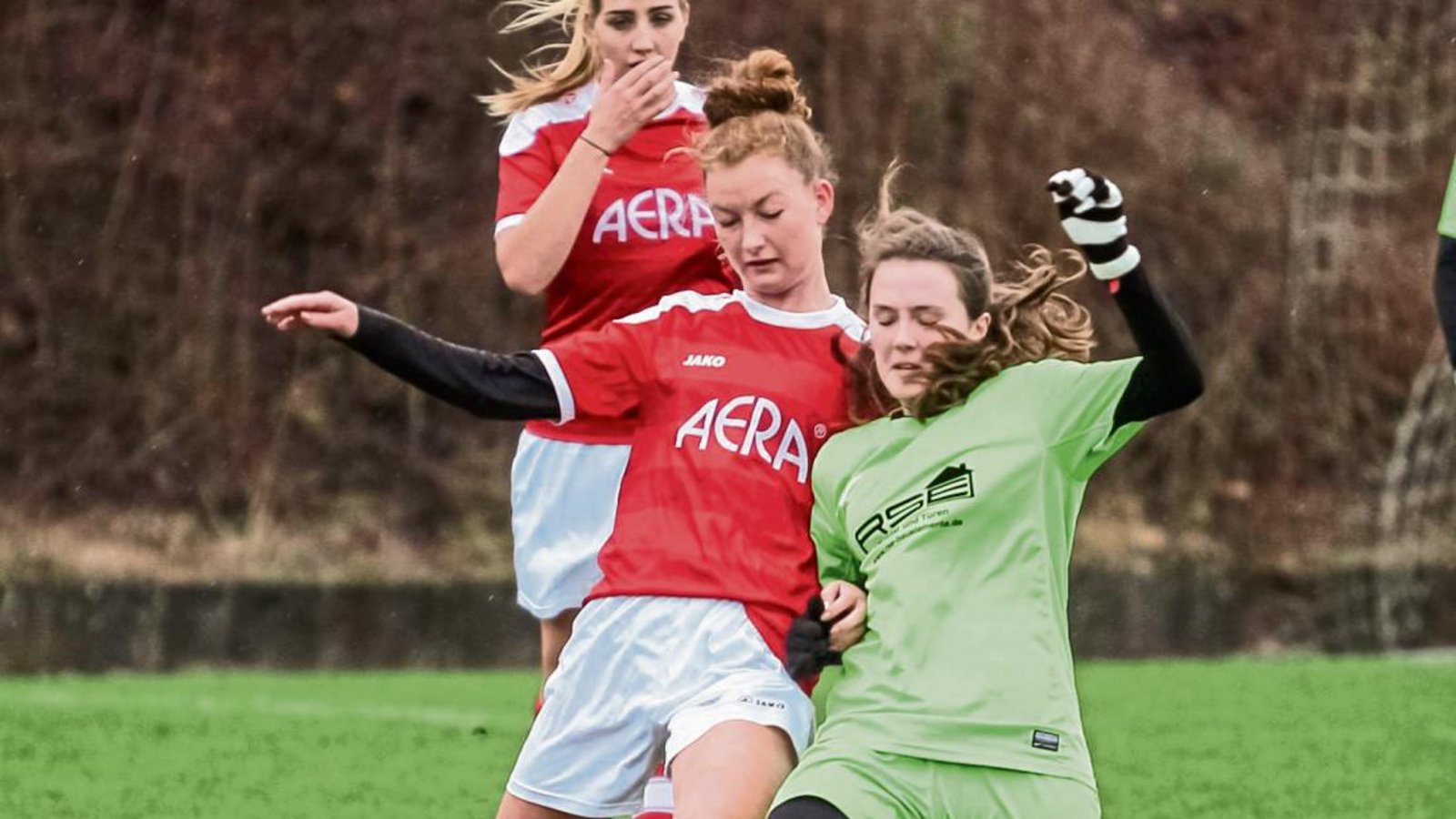 Horrheims Ayla Tiefenbach (links) kommt gegen Erdmannhausens Lena Coster einen Schritt zu spät. Foto: Simecek Horrheims Ayla Tiefenbach (links) kommt gegen Erdmannhausens Lena Coster einen Schritt zu spät. Foto: Simecek