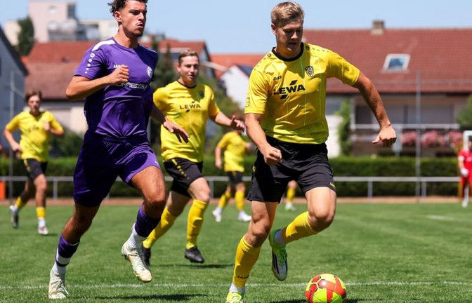 Finley Strahl (re./hier im Testspiel gegen den TSV Bernhausen) erzielte den Ehrentreffer für den SV Leonberg/Eltingen im Pokalspiel bei der SG Bettringen.<span class='image-autor'>Leonie Keppler</span>
