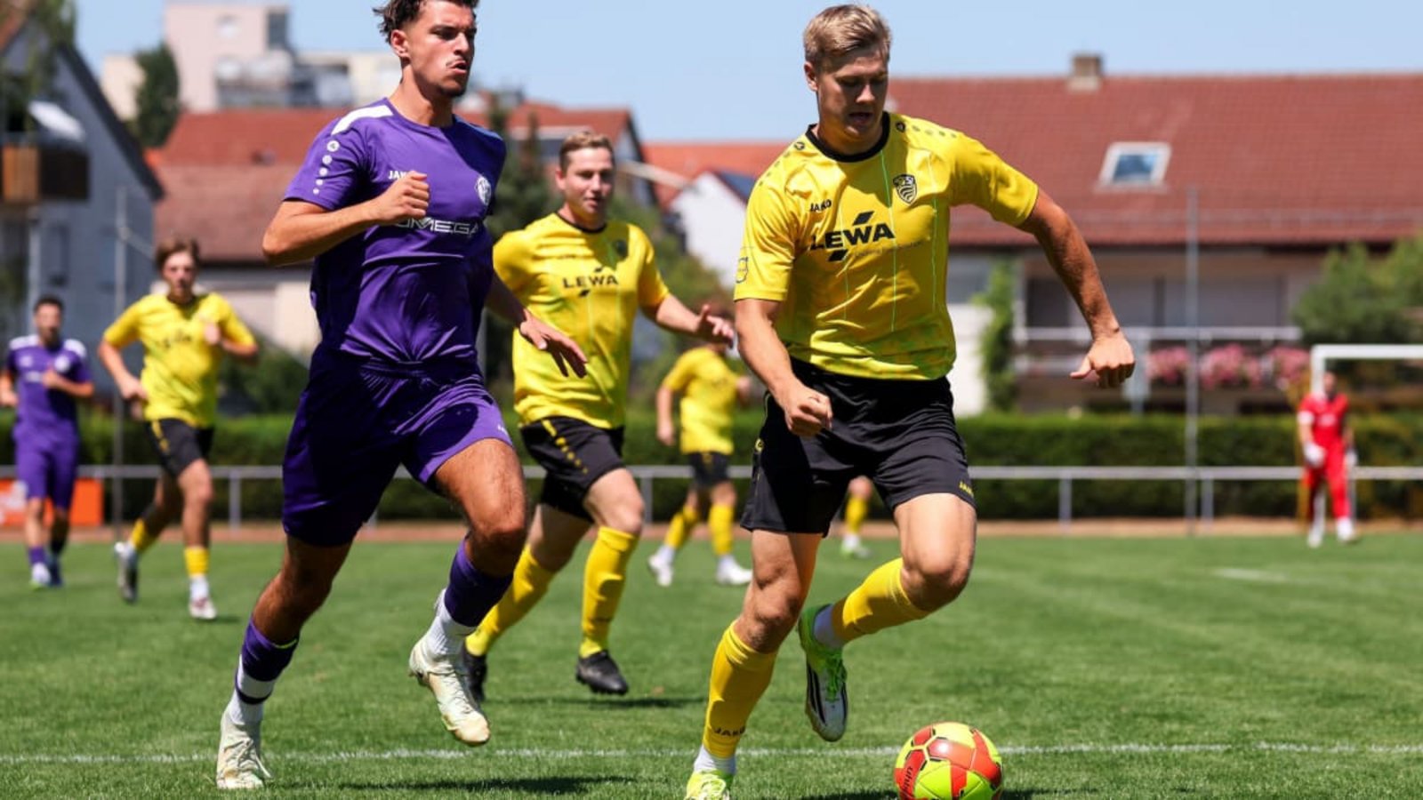 Finley Strahl (re./hier im Testspiel gegen den TSV Bernhausen) erzielte den Ehrentreffer für den SV Leonberg/Eltingen im Pokalspiel bei der SG Bettringen.Leonie Keppler