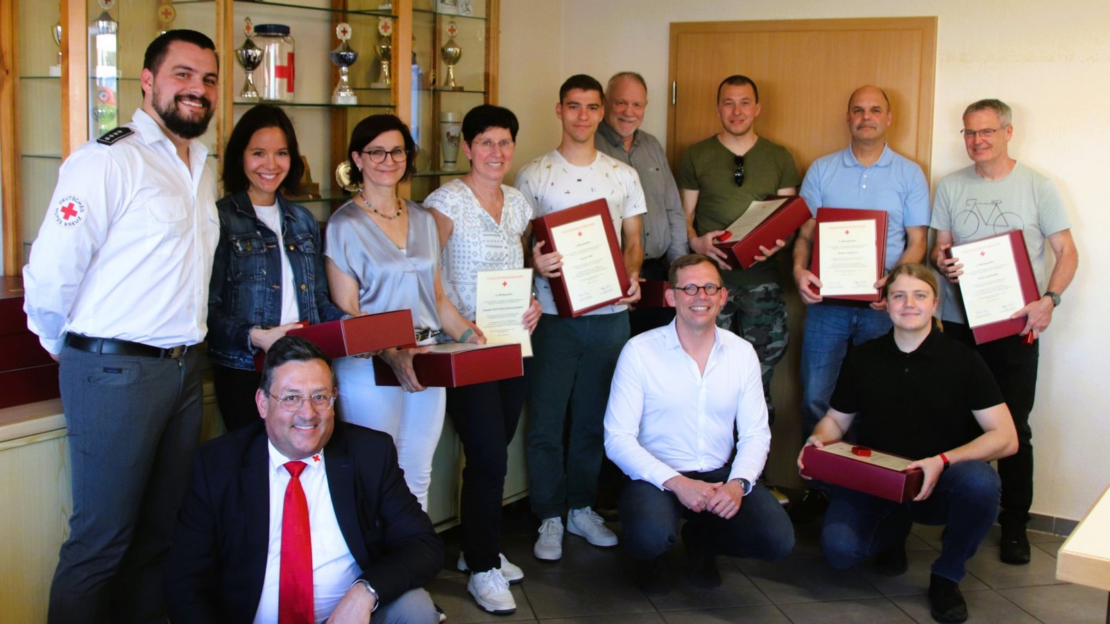 Lob für zehnmaliges Blutspenden gibt es von Bereitschaftsleiter Konstatin Frank (links), davor DRK-Vorsitzender Klaus Reitze und, ebenfalls kniend, OB Uwe Skrzypek. Fotos: Arning Lob für zehnmaliges Blutspenden gibt es von Bereitschaftsleiter Konstatin Frank (links), davor DRK-Vorsitzender Klaus Reitze und, ebenfalls kniend, OB Uwe Skrzypek. Fotos: Arning